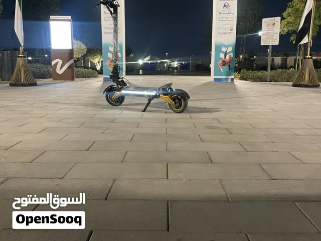 سكوتر دبل ماكينة نظيف جداً استخدام 4 شهور فقط سرعة لسكوتر 90 إلى 80 حسب الوزن حجم البطارية 68 فولت