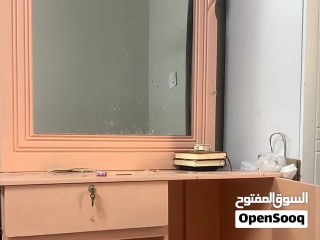 طاولة ( تسريحة مع مرآة )