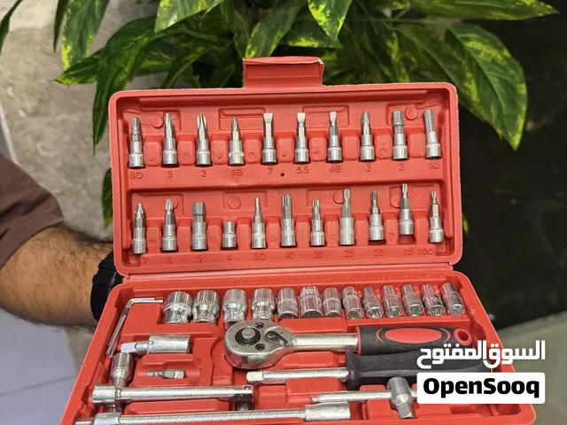 طقم أدوات متنوع يجمع لك أهم مستلزمات الفك والتركيب في علبة واحدة مرتبة وسهلة الحمل، مناسب للسيارات،
