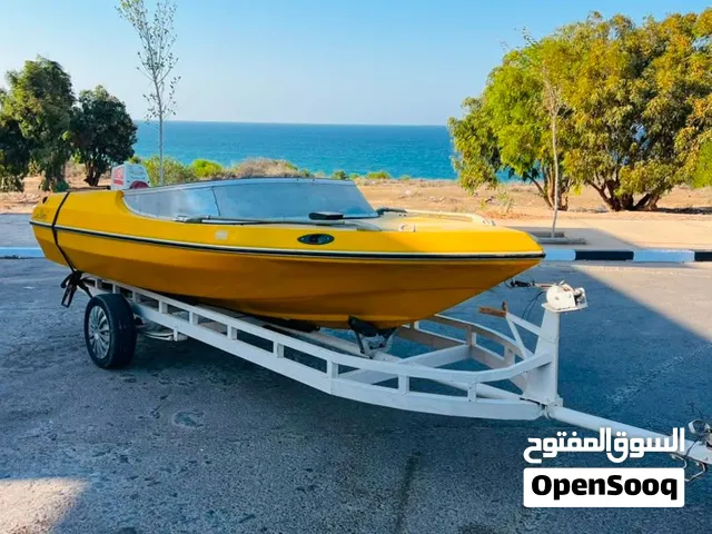 قارب نزهه إيطالى