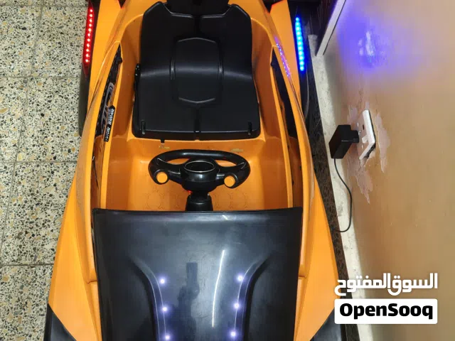 هذه السيارة هي سيارة ماكلارين (McLaren) كهربائية مخصصة للأطفال