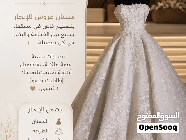 فستان لبسه واحده بتصميم انيق مع مصممه في مسقط