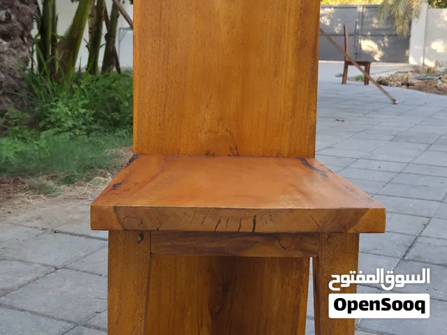 كراسي بتصميم راقٍ مستوحى من عروق الخشب الطبيعية تجمع بين الجمال والمتانة في الشكل والتشطيب مناسبة