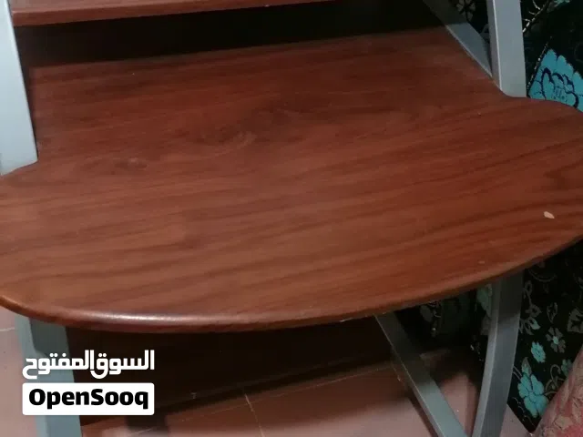 طاولة كمبيوتر ثقيلة و ممتازة