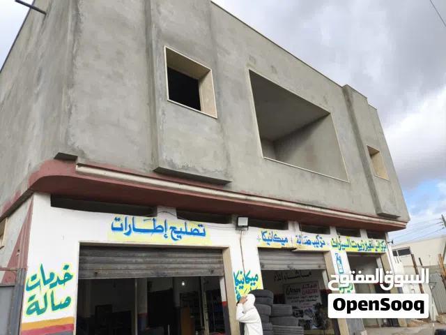 قطعة أرض تجاريه عالطريق الرئيسي مساحتها 700م قائم عليها بناء دورين مساحة البناء 230م مربع