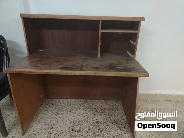 مكتب خشب عملي مع وحدات تخزين ورفوف علوية