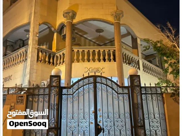 فرصة فيلا لقطة موقع استراتيجي ممتاز حيوي بجوار المولات والخدمات البيع شامل 8 تكييفات 2 مطبخ