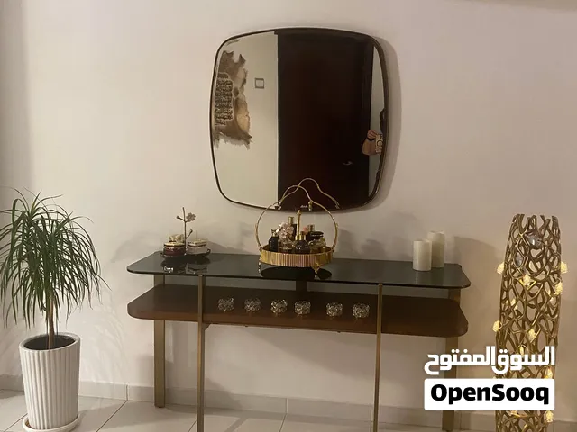 سيت طاوله مدخل مع مرأة من خشب وزجاج في آلة جيده جدا