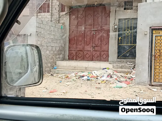 محل للايجار مساحة 3مترفي 16 متر على الشارع العام في القاهرة نافذ لشارع الكثيري وسوق الخضار والقات.