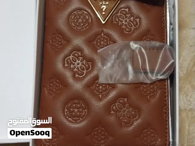 محفظة نسائية ماركة Guess مع سلسلة للكتف جديدة