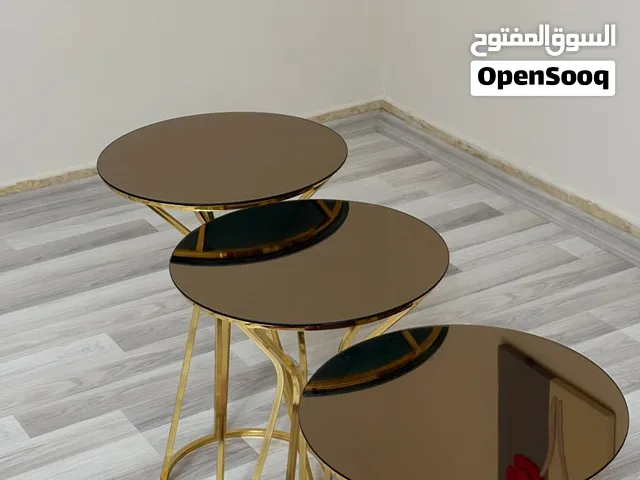 طاولات جانبية رائعة / يوجد لدينا مجموعتين كل مجموعة 3 طاولات / لون ذهبي داكن+ ذهبي خافت