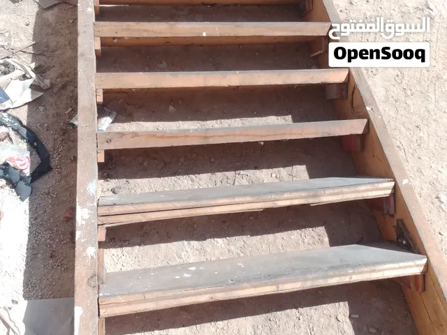 درج خشب داخلي للبيت او محل 8 دعسات خشب جديد وعريض وقوي طول الدرج2,5 عرض1,20