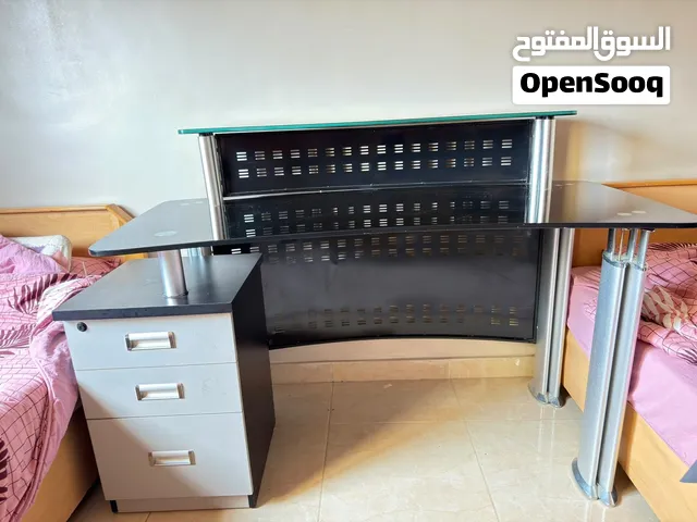مكتب بحاله ممتازه لون رمادي وزجاج اسود