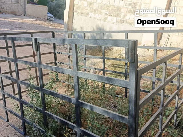 شبك حديد لحوض بيك أب / شاحنة بحالة ممتازة للبيع