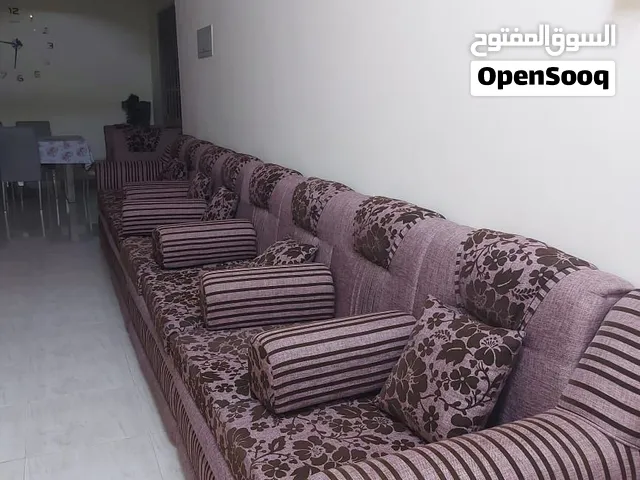 طقم جلسة/كنب عربي وفاخر مع ستارة مطابقة بحالة ممتازة