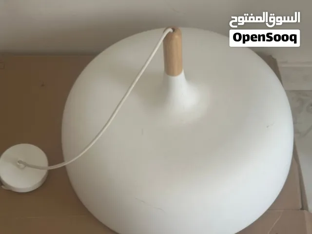 مصباح معلق للسقف بتصميم عصري لونه ابيض استخدام فتره بسيط للبيع بسعر مغري