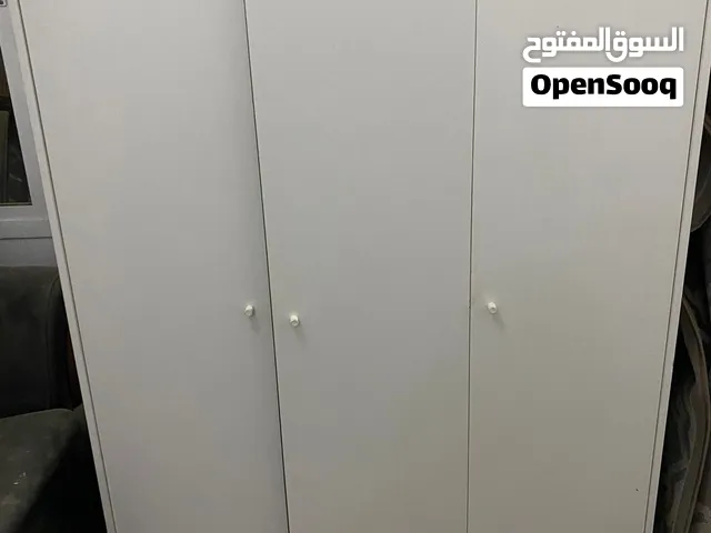 خزانة لغرفة نوم حجم متوسط