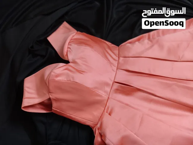فستان مستعمل لكن بحاله جيده موديل سلفي مناسب لقياس محير سعر مناسب جدا