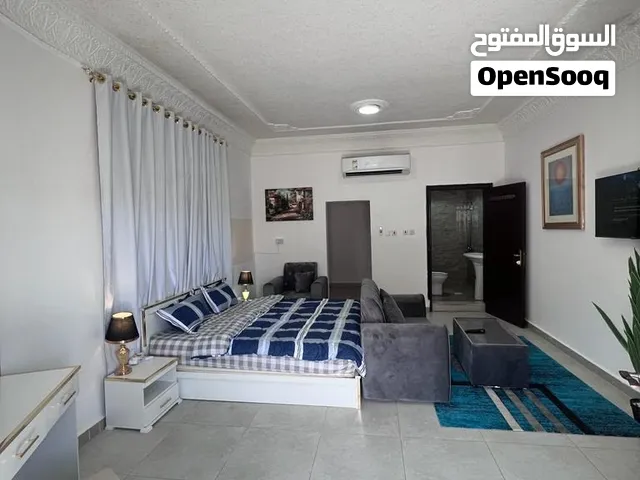 للإيجار استديو مفروش مدخل خاص في منطقة فلج هزاع المرور 2400 شهري شامل