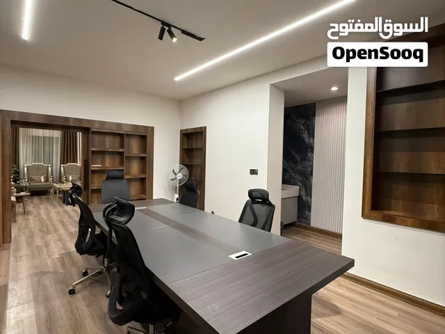 بيت للايجار يتالف من ثلاث طوابق كل طابق له خدماته نص مفروش ، خمس غرف نوم، ثلاث حمامات ، غرفه حارس