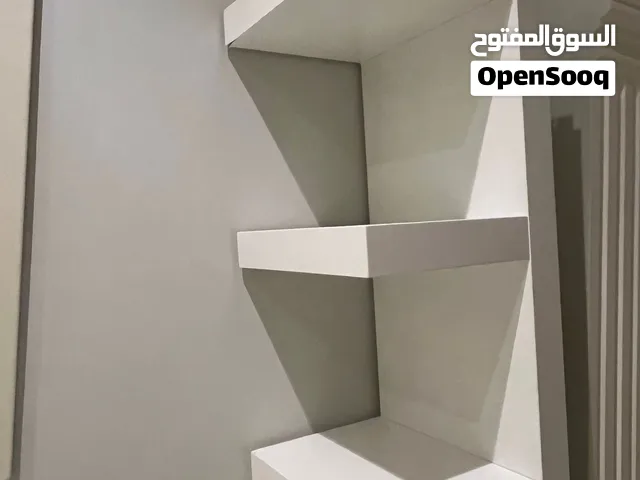 رفوف وطاولة تلفاز