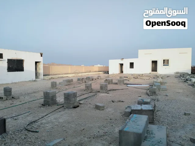 ارض لللايجار بها سور وغرف وحمامات