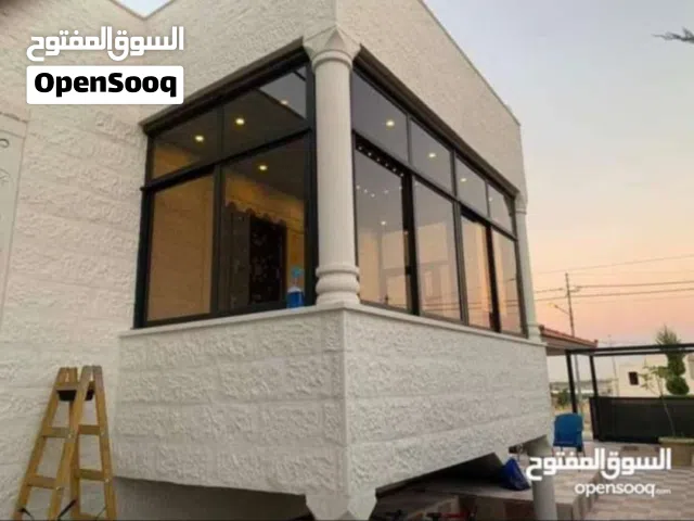 شبابيك المنيوم مستعمل بحال الوكاله لون اسود زجاج عسلي عدد 20 مع المناخل وجميع الاكسسوارات