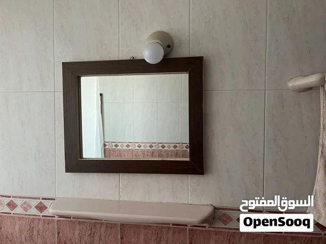 مرآة على شكل مستطيل + طاولة بيضوية