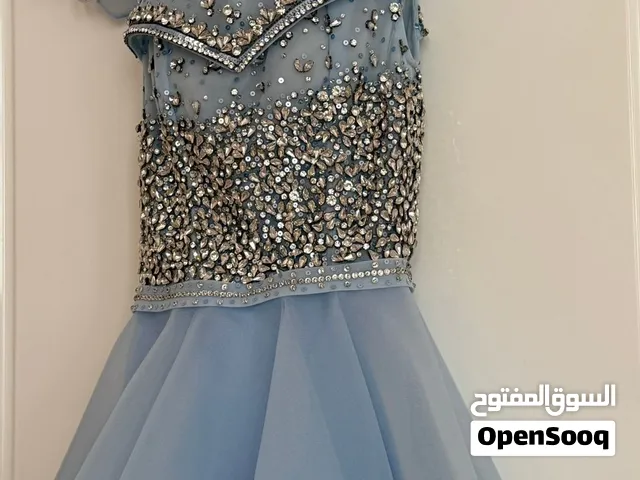 فستان سهرة أنيق باللون الأزرق السماوي، بتصميم أميرة وتفاصيل فخمة