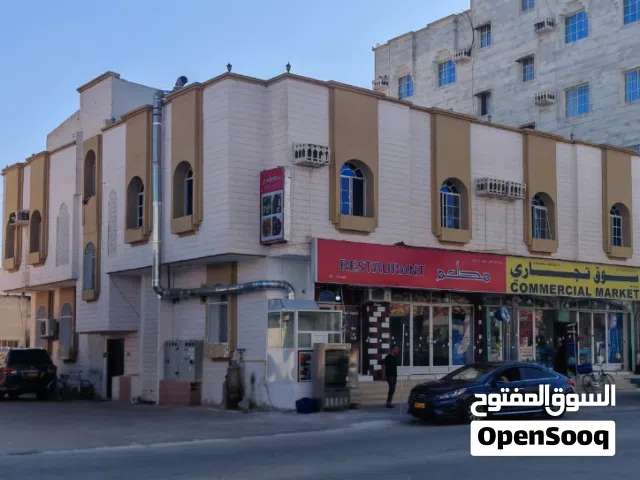 منزل دورين عبارة عن 3 شقق مستقلة ومحلين تجاريين