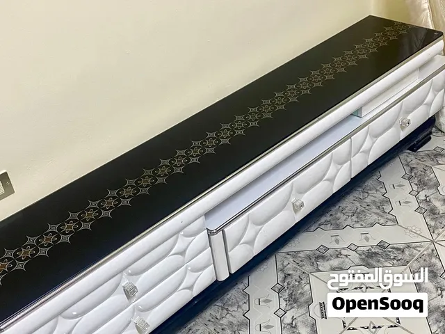 طاولة تلفزيون شبة جديدة مودرن وفخمة