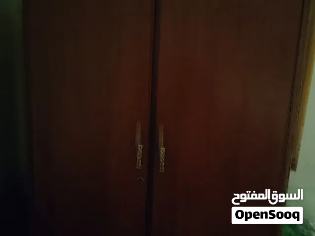 خزانة للبيع مستعملة خشب صاج بابين (توصاة) + طاولة بلاستك مستعملة
