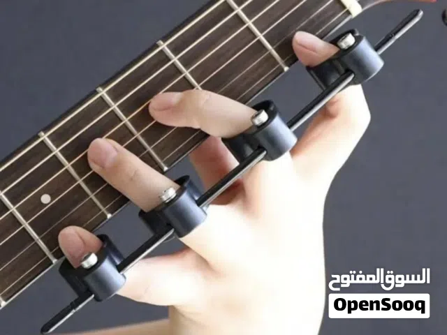 قطعة من أدوات تمرين الأصابع الموسيقية القابلة للتعديل، لممارسة العزف على الجيتار والبيانو