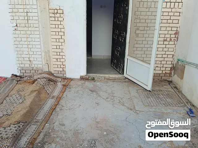 2500 شامل ماء و كهرباء للايجار غرفه وصاله و حمامين و مطبخ 2500 including water and electricity