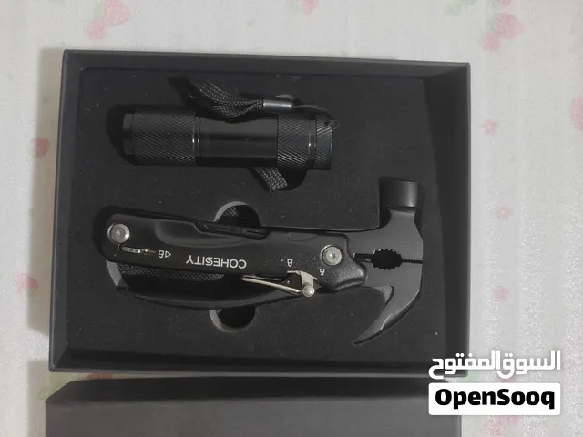 مطرقة متعددة الاستعمالات مع كشاف