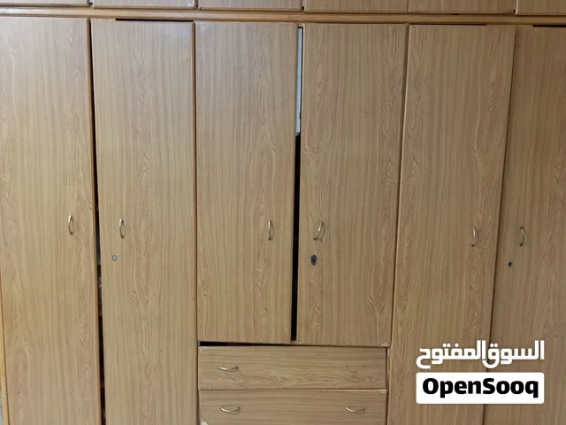 خزانه ملابس نضيفه استعمال بسيط بحاله ممتازه السعر 90 دينار