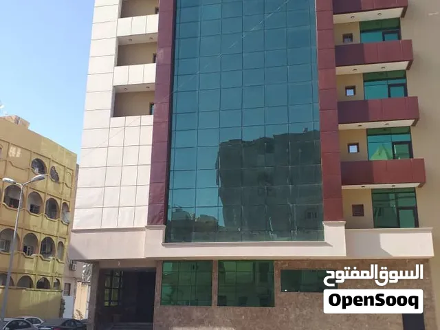 مبنى تجاري واستثماري بمواصفات متكاملة في قلب طرابلس بالقرب من الجهات الحكومية والمرافق الخدمية