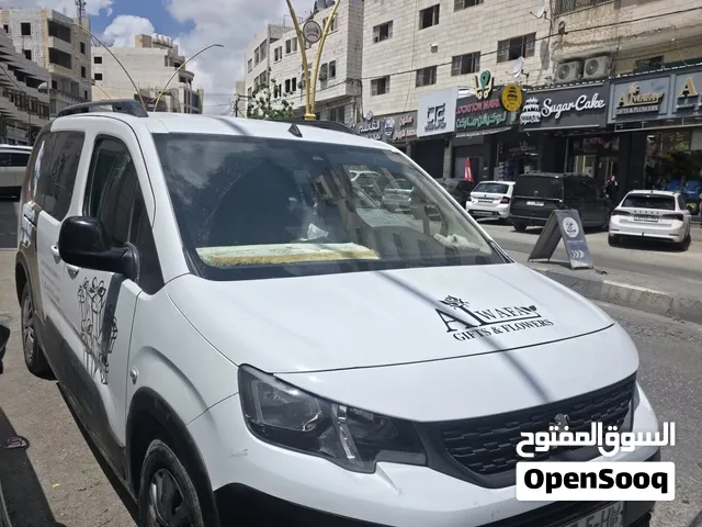 سيارة بيجو ريفتر 2022 للبيع بحالة ممتازه دهان شركة