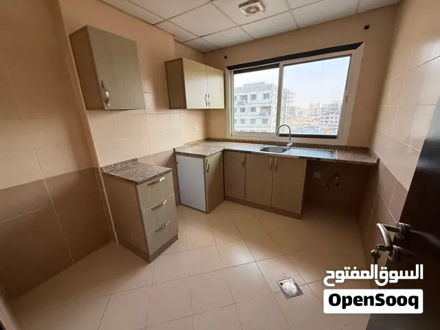 غرفه وصاله و2 حمام للايجار السنوي في منطقه الجرف3 قريبه من السوق الصيني ومخرج دبي