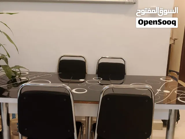 طاولة + 3 كراسي للبيع