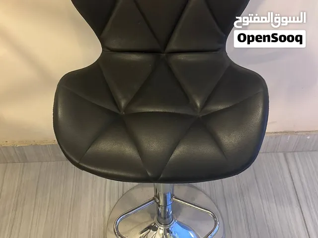 طاولة مع كرسي كاشير