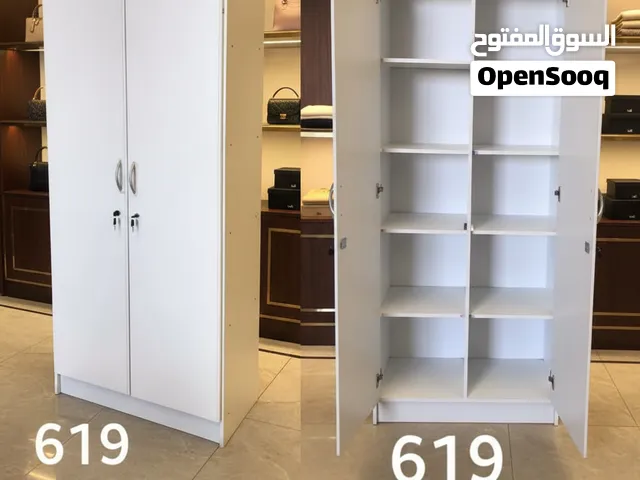 تصميم عصري بلون Travertine Warm الدافئ يتناسب مع الديكورات الراقية. مساحة تخزينية واسعة تشمل أربعة أ