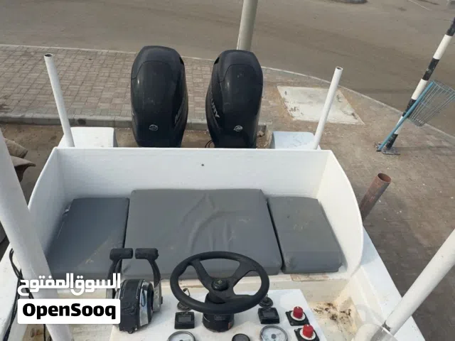 قارب للبيع
