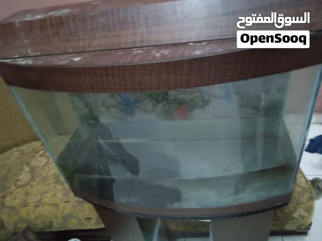 حوض سمك مستعمل طول 85 عرض 45 يوجد به تسريب بسيط يعالج بسهولة  لونه بني غامق  لايوجد توصيل