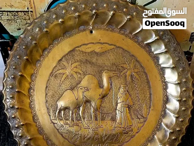 مقتنيات من تراث ليبي سفرة وبرواز نحاس انتيكا من عام 1960 ومداليات