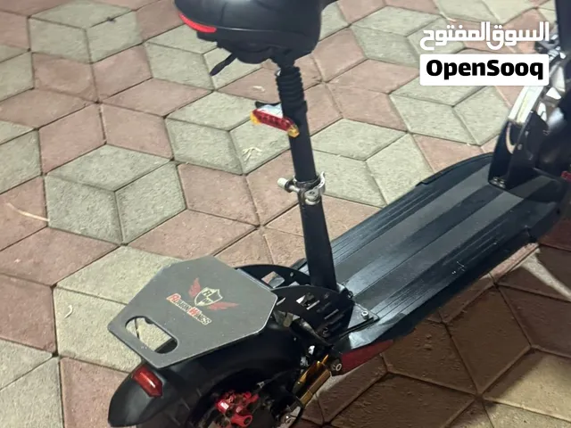 للبيع سكوتر كهربائي حالة طيبة وشكله مرتب، مناسب للتمشية والاستخدام اليومي، ومجهز بعدة إضافات