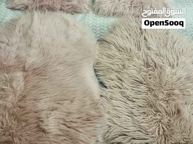 2 مخدات و2 سجدات من الفرو اللون وردي