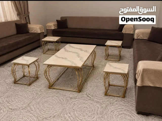 ثلاث صوفات مع طاولات وسطيه