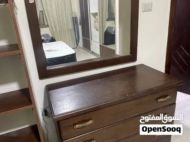 للبيع تسريحة مع مرآة بحالة ممتازة