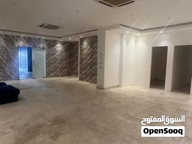 محل للايجار في العذيبة/Shop For Rent In Al Azaiba